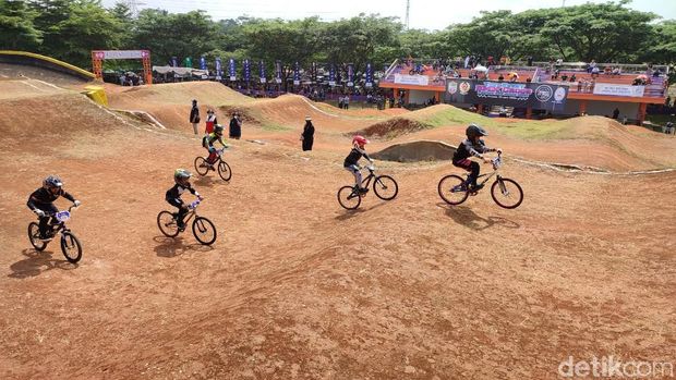 Ikatan Sepeda Sport Indonesia (ISSI) Kabupaten Ciamis menggelar Test Event BMX Porprov Jabar 2022 di Sirkuit BMX Cigembor, Kabupaten Ciamis, Jawa Barat, Minggu (10/10/2021).