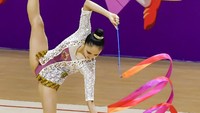Sutjiati menggondol emas di cabang senam ritmik saat beralaga di partai final PON XX Papua dari nomor bola, Jumat (8/10/2021). PB PON XX PAPUA/Martona