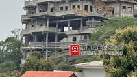 Meski belum rampung 100%, bagian dalam gedung setinggi 30 meter ini sama anehnya dengan bagian luarnya. Pagar dibuat dengan gaya Prancis, beberapa kamar menampilkan patung-patung yang terinspirasi budaya China, sementara yang lain memiliki nuansa futuristik. Foto: Dok: Odditycentral