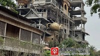 Li Jiguang, seorang petani di Kota Xinxu sosok di balik bangunan ini. Dia dilaporkan menghabiskan 15 juta yuan (Rp 33 miliar) selama tujuh tahun terakhir untuk mendirikan “gedung paling aneh di Guangxi”.  Foto: Dok: Odditycentral