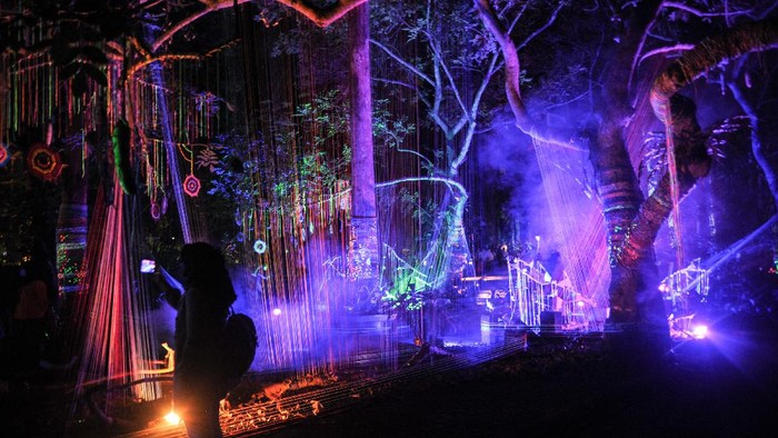 Pengunjung melakukan swafoto saat peresmian Hutan Menyala di Taman Hutan Raya Juanda, Kabupaten Bandung, Jawa Barat, Jumat (8/10/2021). Gubernur Jawa Barat Ridwan Kamil meresmikan Taman Hutan Menyala yang mengusung konsep wisata alam sambil menambah ilmu terkait peran hutan di tengah serta menggerakan kembali roda ekonomi di bidang pariwisata. ANTARA FOTO/Raisan Al Farisi/aww.
