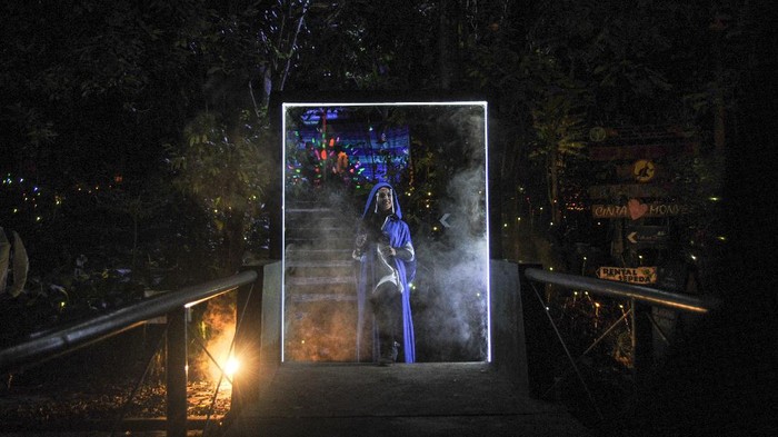Baru Nih! Ada Wisata Malam Hutan Menyala di Bandung Pengunjung melakukan swafoto saat peresmian Hutan Menyala di Taman Hutan Raya Juanda, Kabupaten Bandung, Jawa Barat, Jumat (8/10/2021). Gubernur Jawa Barat Ridwan Kamil meresmikan Taman Hutan Menyala yang mengusung konsep wisata alam sambil menambah ilmu terkait peran hutan di tengah serta menggerakan kembali roda ekonomi di bidang pariwisata. ANTARA FOTO/Raisan Al Farisi/aww.