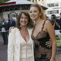 Sukses sebagai penyanyi, Charlotte Church mencoba peruntungan di dunia akting. Film pertamanya, Ill Be There yang turut menampilkan aktor Craig Ferguson, dirilis pada 2003. Charlotte mengajak ibunya, Maria, menghadiri premier film tersebut di London. (Foto: Getty Images/Steve Finn)