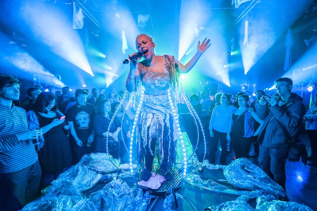 Kesuksesannya di dunia tarik suara menjadikan Charlotte Church sebagai salah satu penyanyi terkaya di Inggris. Menurut The Sun, kekayaannya pernah mencapai 25 juta pound sterling atau sekitar Rp 485 miliar sebelum akhirnya berkurang karena gaya hidup mewahnya. (Foto: Guy Bell/Cult PR via Getty Images)