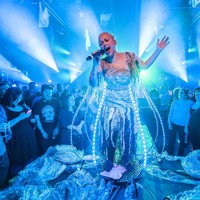 Kesuksesannya di dunia tarik suara menjadikan Charlotte Church sebagai salah satu penyanyi terkaya di Inggris. Menurut The Sun, kekayaannya pernah mencapai 25 juta pound sterling atau sekitar Rp 485 miliar sebelum akhirnya berkurang karena gaya hidup mewahnya. (Foto: Guy Bell/Cult PR via Getty Images)