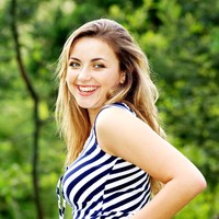 Sejumlah penghargaan musik berhasil diraihnya. Pada 2000, Charlotte yang masih berusia 14 tahun menyabet piala Classical BRIT Awards kategori British Artist of the Year. Di luar musik, ia pernah mendapat penghargaan bokong terindah Rear of the Year pada 2002 saat berusia 16 tahun.  (Foto: Getty Images/Anthony Harvey)