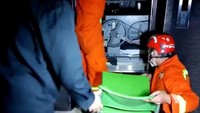 Pihak damkar menyatakan ada total 5 orang termasuk 1 bayi yang terjebak dalam lift tersebut. (Foto: Dok. Istimewa)