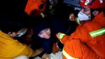 Momen Menegangkan Damkar Evakuasi Bayi Terjebak Lift di Jaktim