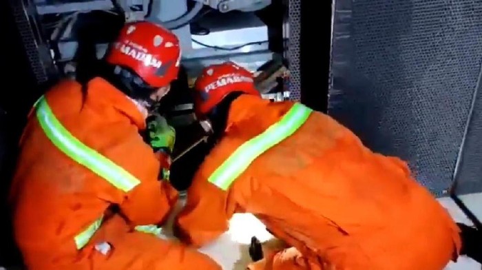 Damkar evakuasi 3 orang dewasa, 1 anak-anak, dan 1 bayi dari sebuah lift gedung di Jakarta Timur Damkar evakuasi 3 orang dewasa, 1 anak-anak, dan 1 bayi dari sebuah lift gedung di Jakarta Timur