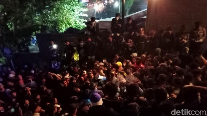 Demo Bobotoh di depan Kantor Manajemen Persib Bandung.