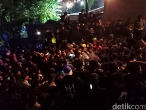 Tunggu Manajemen, Bobotoh Bertahan di Depan Kantor Persib