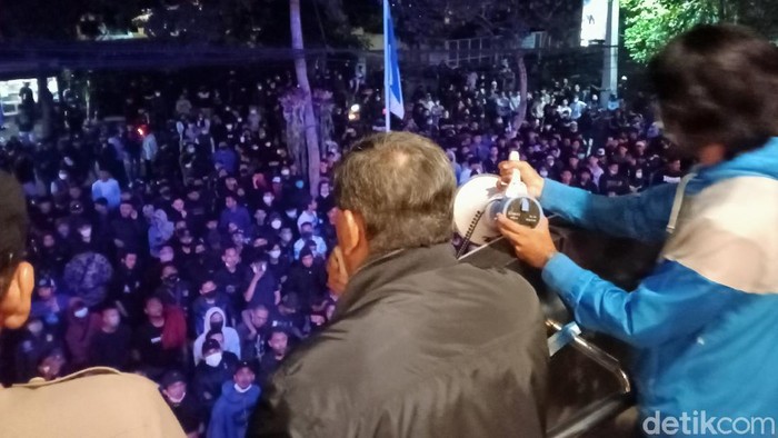 Demo Bobotoh di depan Kantor Manajemen Persib Bandung.