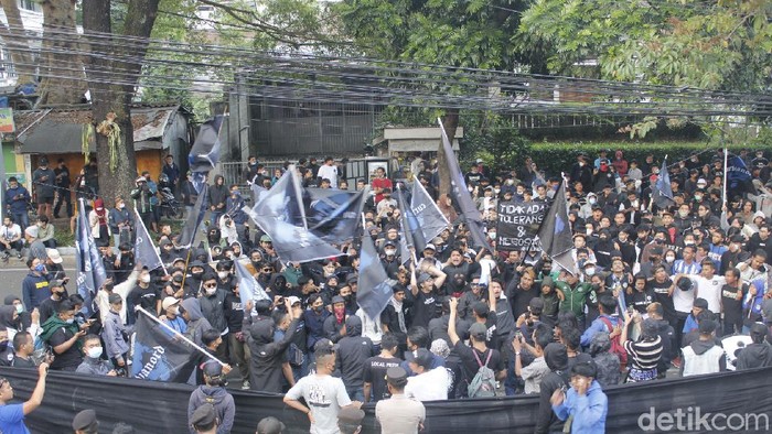 Demo Bobotoh di depan Kantor Manajemen Persib Bandung.
