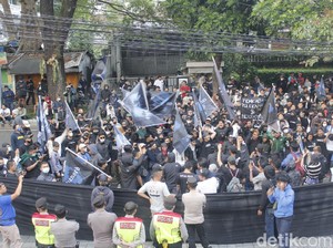Ratusan Suporter Kembali Unjuk Rasa di Depan Kantor Persib