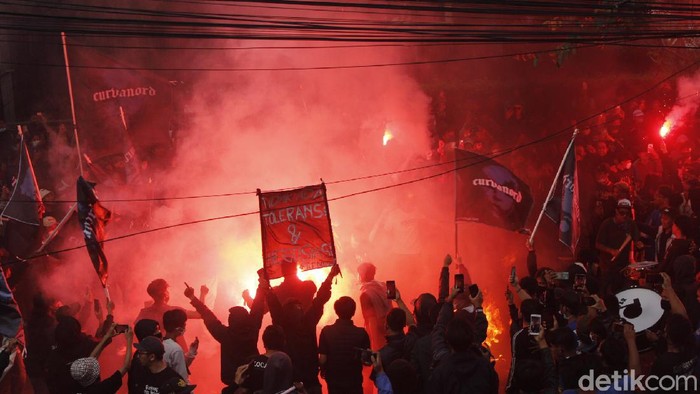 Demo botoh di depan kantor Persib Bandung.