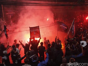 Geruduk Kantor Persib, Bobotoh Nyalakan Flare hingga Bakar Ban