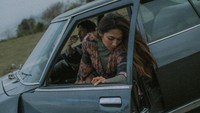 Love Amidst Chaos, tulis Dinda Kirana di salah satu keterangan fotonya. (Foto: dok. Instagram @dindakirana.s) 