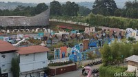 Beberapa faktor yang mempengaruhi antara lain kuota yang dibatasi dan juga ada syarat vaksinasi. Selain itu anak-anak di bawah 12 tahun atau yang belum bisa divaksin belum diperkenankan masuk ke area wisata, hanya bisa berada di restoran atau pertokoan. (Angling Adhitya Purbaya/detikTravel)
