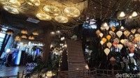 Dusun Semilir buka tiap hari yaitu Senin-Jumat mulai pukul 10.00-18.00 WIB dengan tiket Rp 20 ribu per orang. Kemudian hari Sabtu dan Minggu buka pukul 09.00-19.00 WIB dengan tiket Rp 30 ribu per orang. Ada juga tiket terusan Rp 35 ribu berlaku hari Senin-Jumat. (Angling Adhitya Purbaya/detikTravel)