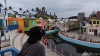Dusun Semilir sempat viral dengan perosotan pelangi setinggi 30 meter. Beberapa tempat juga asyik untuk berfoto dan nongkrong. Ada Alun-alun Eropa yang menyajikan secuil suasana jalanan di beberapa negara di Eropa. (Angling Adhitya Purbaya/detikTravel)