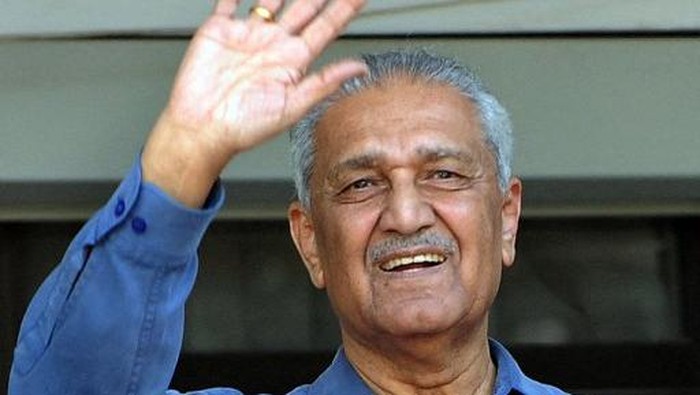 (FILES) In this file photo taken on February 6, 2009 Pakistani nuclear scientist Abdul Qadeer Khan gesturing after a court verdict in Islamabad. - Abdul Qadeer Khan, revered as the father of Pakistans nuclear bomb, has died at 85, state-run broadcaster PTV reported on October 10, 2021. (Photo by Aamir QURESHI / AFP FILES / AFP)