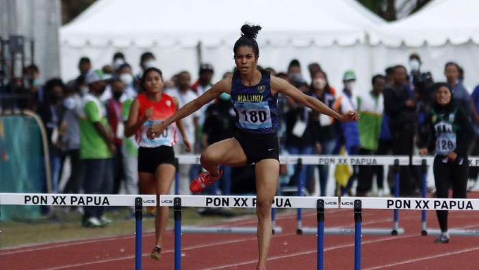 Atlet Maluku, Alvin Tehupeiiory (180) berhasil meraih medali emas Atletik PON XX Papua nomor Lari 400m Gawang Putri setelah di babak final menjadi yang tercepat dengan catatan waktu 61,65 detik di Stadion Atletik Mimika Sport Center, Minggu (10/10/2021). (Foto : PB PON XX Papua / Ady Sesotya)