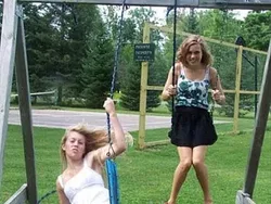 13 Foto Lucu Tak Sengaja Tertangkap Kamera, Paling Kocak yang Mana?