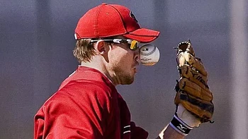 Ini membuktikan kecepatan bola, mengalahkan kecepatan tangan. Foto: (dok Live About).