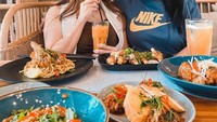 Walaupun telah memiliki keluarga dan dua orang anak yang masih kecil, Cherly juga masih menghabiskan waktu bersama ibunya. Makan siang dengan pasta yang lezat menjadi agendanya untuk menghabiskan waktu bersama ibunya. Foto: Instagram/cherly7uno