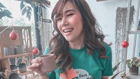 Walaupun mengaku tidak merasakan rasa sakit yang mengganggu, aksinya ini berhasil bikin netizen ngilu. Mantan personel girl group Cherrybelle ini memang diketahui sudah lebih banyak menghabiskan waktunya di rumah. Foto: Instagram/cherly7uno