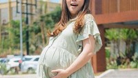 Cherly mengaku bahwa 3 jam pasca operasi dirinya sudah bisa duduk. Ia juga menambahkan hanya butuh waktu 12 jam setelah melakukan operasi caesar dirinya sudah bisa berjalan dan melakukan mobilitas. Foto: Instagram/cherly7uno