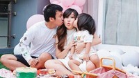 Merayakan ulang tahun anggota keluarga jua menjadi momen yang tidak boleh dilewatkan oleh keluarga kecil ini. Salah satunya saat perayaan ulang tahun Cherly yang lengkap dengan dekorasi ala-ala piknik di halaman rumahnya. Foto: Instagram/cherly7uno
