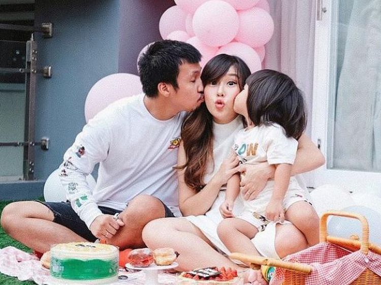 10 Momen Manis Cherly Juno Saat Makan Bersama Keluarga