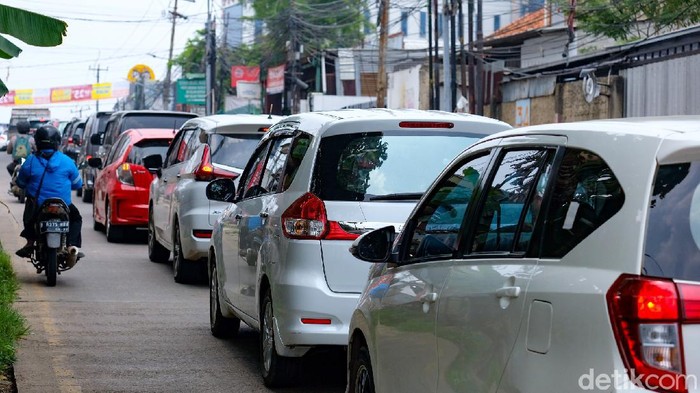 Geliat Kemacetan Jalan di Tangsel Saat Akhir Pekan Mobilitas kendaraan di Tangerang Selatan mulai bergeliat saat PPKM. Buktinya, beberapa ruas jalanan yang terpantau macet pada akhir pekan.