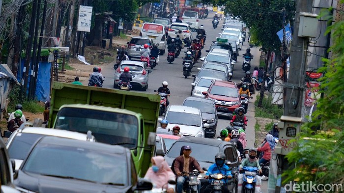 Geliat Kemacetan Jalan di Tangsel Saat Akhir Pekan Mobilitas kendaraan di Tangerang Selatan mulai bergeliat saat PPKM. Buktinya, beberapa ruas jalanan yang terpantau macet pada akhir pekan.