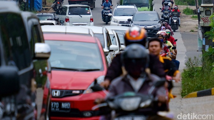 Mobilitas kendaraan di Tangerang Selatan mulai bergeliat saat PPKM. Buktinya, beberapa ruas jalanan yang terpantau macet pada akhir pekan.