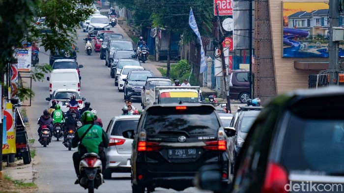 Mobilitas kendaraan di Tangerang Selatan mulai bergeliat saat PPKM. Buktinya, beberapa ruas jalanan yang terpantau macet pada akhir pekan.