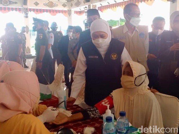 Kasus COVID-19 di Jatim terus melandai. Seperti yang disampaikan Gubernur Khofifah Indar Parawansa, saat memantau vaksinasi di Pendopo Surya Graha Magetan.