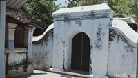 Kompleks makam yang berjarak sekitar 20 km dari pusat kota Klaten itu tidak mudah diketahui karena letaknya relatif terpencil. Permakaman ini terletak di wilayah yang menjorok ke Sungai Ngawonggo sehingga sekilas kompleks makam ini dikepung sungai. Di sisi barat, selatan dan timur makam ini merupakan alur sungai yang berkedalaman sekitar 5 meter.