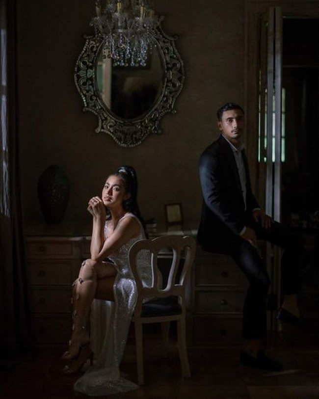 Melalui akun Instagramnya, Jessica tampak membagikan beberapa foto dan video sesi pemotretan preweddingnya. Dalam unggahan-unggahannya itu Jessica terlihat cantik mengenakan dress tanpa lengan berbelahan tinggi hingga ke paha. Foto: Instagram/@inijedar