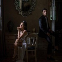 Melalui akun Instagramnya, Jessica tampak membagikan beberapa foto dan video sesi pemotretan preweddingnya. Dalam unggahan-unggahannya itu Jessica terlihat cantik mengenakan dress tanpa lengan berbelahan tinggi hingga ke paha. Foto: Instagram/@inijedar