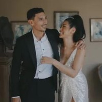 Sementara itu Vincent Verhaag tampil gagah mengenakan setelan jas. Unggahan Jessica itu yang kemudian banjir doa dan dukungan dari netizen. Foto: Instagram/@inijedar