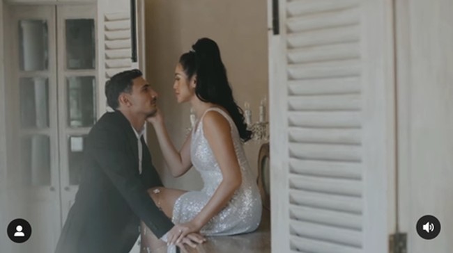 Untuk riasan wajah, Jessica memilih makeup natural yang semakin memancarkan kecantikannya. Rambutnya tampak mengenakan sambungan dan diikat ponytail. Foto: Instagram/@inijedar