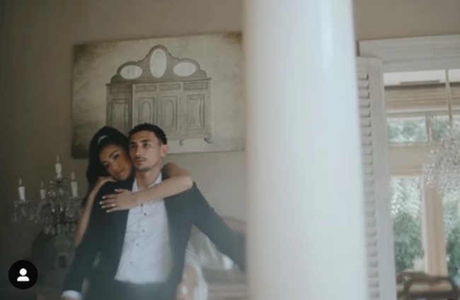 Seneng liat Jedar bangkit dan bahagia lagi. Semoga lancar hingga hari H, dan bahagia selamanya dg sang suami dan El Barak, komentar salah seorang netizen. semoga bahagia selamanya, tambah netizen lain. Foto: Instagram/@inijedar