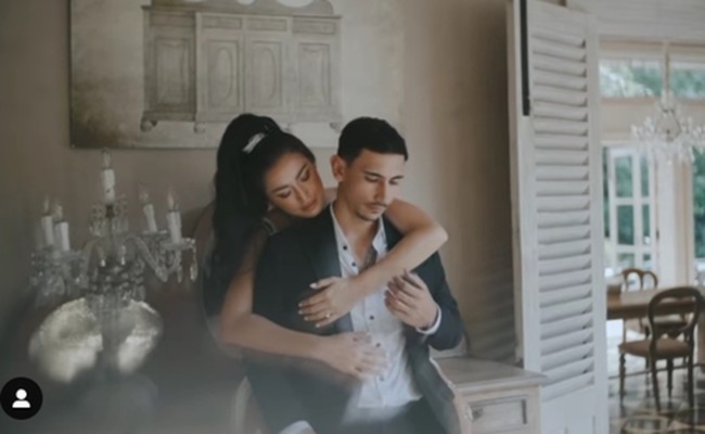 Diketahui bahwa sebelumnya Jessica sendiri telah dilamar oleh Vincent Verhaag. Momen lamaran tersebut juga diunggah Jessica ke Instagramnya. Foto: Instagram/@inijedar