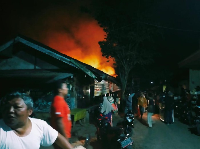 Puluhan kios di Pasar Kalibaru, Banyuwangi ludes terbakar. Api kebakaran diduga dari toko plastik yang mengalami korsleting linstrik.