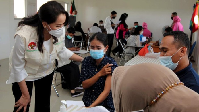 Ketua Umum Ikatan Pekerja Sosial Masyarakat Giwo Rubianto Wiyogo bersama Ketua Kadin Provinsi Kalimantan Barat Joni Isnaini dan Ketua BKOW Kalbar Erlinawati saat meninjau vaksinasi mahasiswa di Universitas Nahdlatul Ulama, Kalimantan Barat, Jumat (8/10/21). Vaksinasi kerjasama TNI-Polri untuk ratusan mahasiswa dalam rangka menanggulangi penyebaran virus covid-19 dan mendukung pendidikan secara tatap muka.