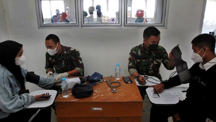 Ketua Umum Ikatan Pekerja Sosial Masyarakat Giwo Rubianto Wiyogo bersama Ketua Kadin Provinsi Kalimantan Barat Joni Isnaini dan Ketua BKOW Kalbar Erlinawati saat meninjau vaksinasi mahasiswa di Universitas Nahdlatul Ulama, Kalimantan Barat, Jumat (8/10/21). Vaksinasi kerjasama TNI-Polri untuk ratusan mahasiswa dalam rangka menanggulangi penyebaran virus covid-19 dan mendukung pendidikan secara tatap muka.