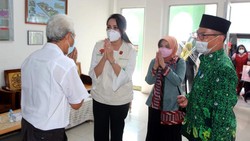 Ratusan mahasiswa dan masyarakat sekitar kampus berbondong-bondong melakukan vaksinasi massal di Universitas Nahdlatul Ulama, Kalimantan Barat.