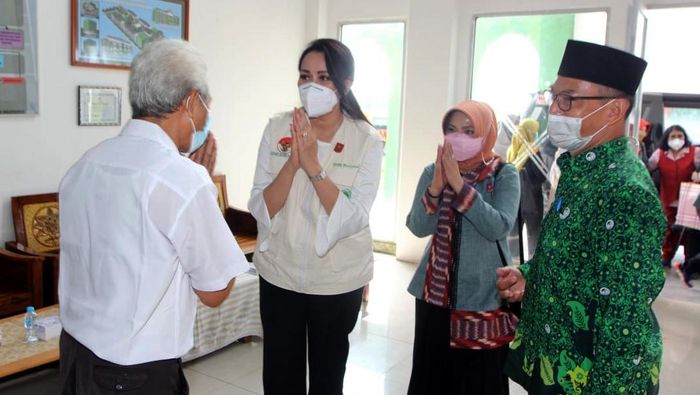 Kejar Herd Immunity Genjot Vaksinasi Mahasiswa di Kalbar Ketua Umum Ikatan Pekerja Sosial Masyarakat Giwo Rubianto Wiyogo bersama Ketua Kadin Provinsi Kalimantan Barat Joni Isnaini dan Ketua BKOW Kalbar Erlinawati saat meninjau vaksinasi mahasiswa di Universitas Nahdlatul Ulama, Kalimantan Barat, Jumat (8/10/21). Vaksinasi kerjasama TNI-Polri untuk ratusan mahasiswa dalam rangka menanggulangi penyebaran virus covid-19 dan mendukung pendidikan secara tatap muka.